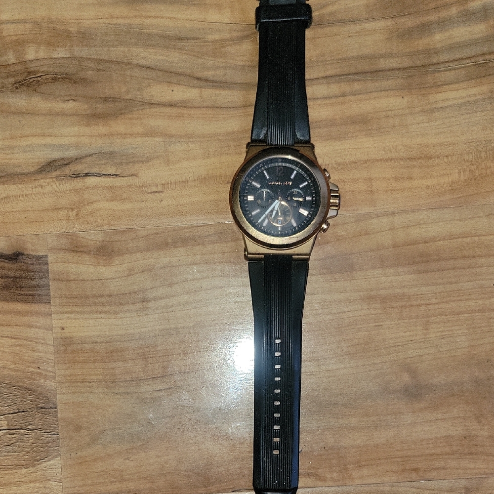 Michael Kors Elegant Black and Gold Timepiece